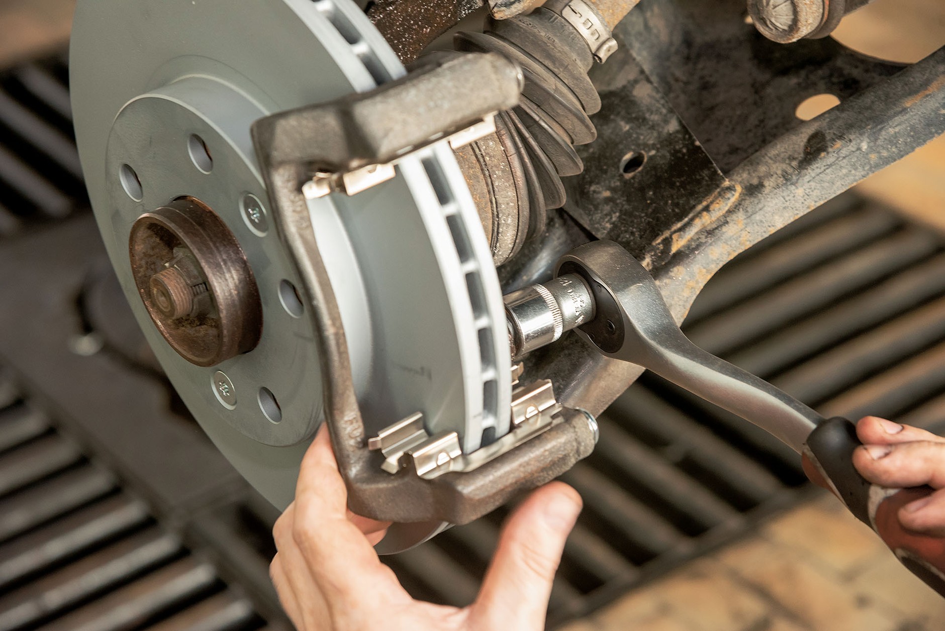 Regeneracja zacisków hamulcowych krok po kroku - zobacz jak to zrobić