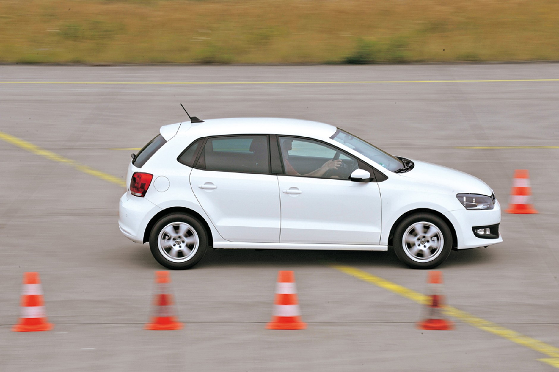 Nowy Volkswagen Polo kontra benzynowa konkurencja - Czy okaże się lepsze od Fiesty, Jazza, i20, Corsy i Clio?