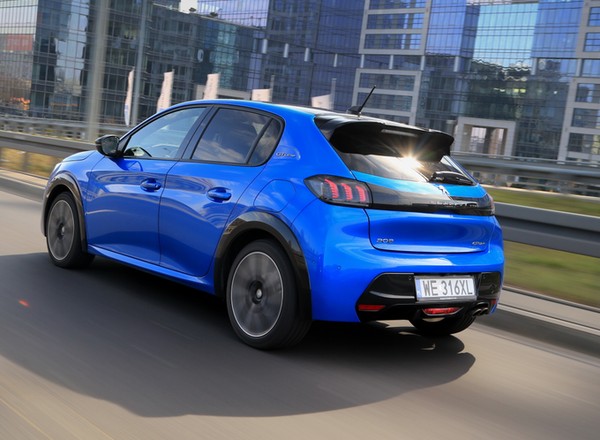 Nowy Peugeot 208 do serwisu – ryzyko wypadku