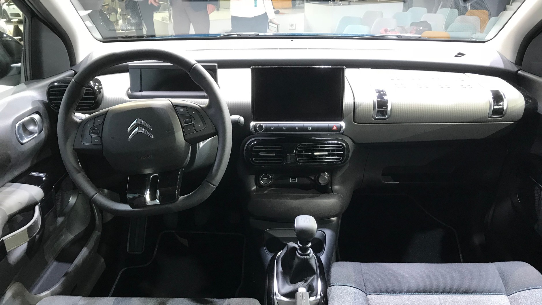 Zmodernizowaną deskę odsunięto od kierowcy i pasażerów, by zyskać więcej miejsca. Citroen C4 Cactus