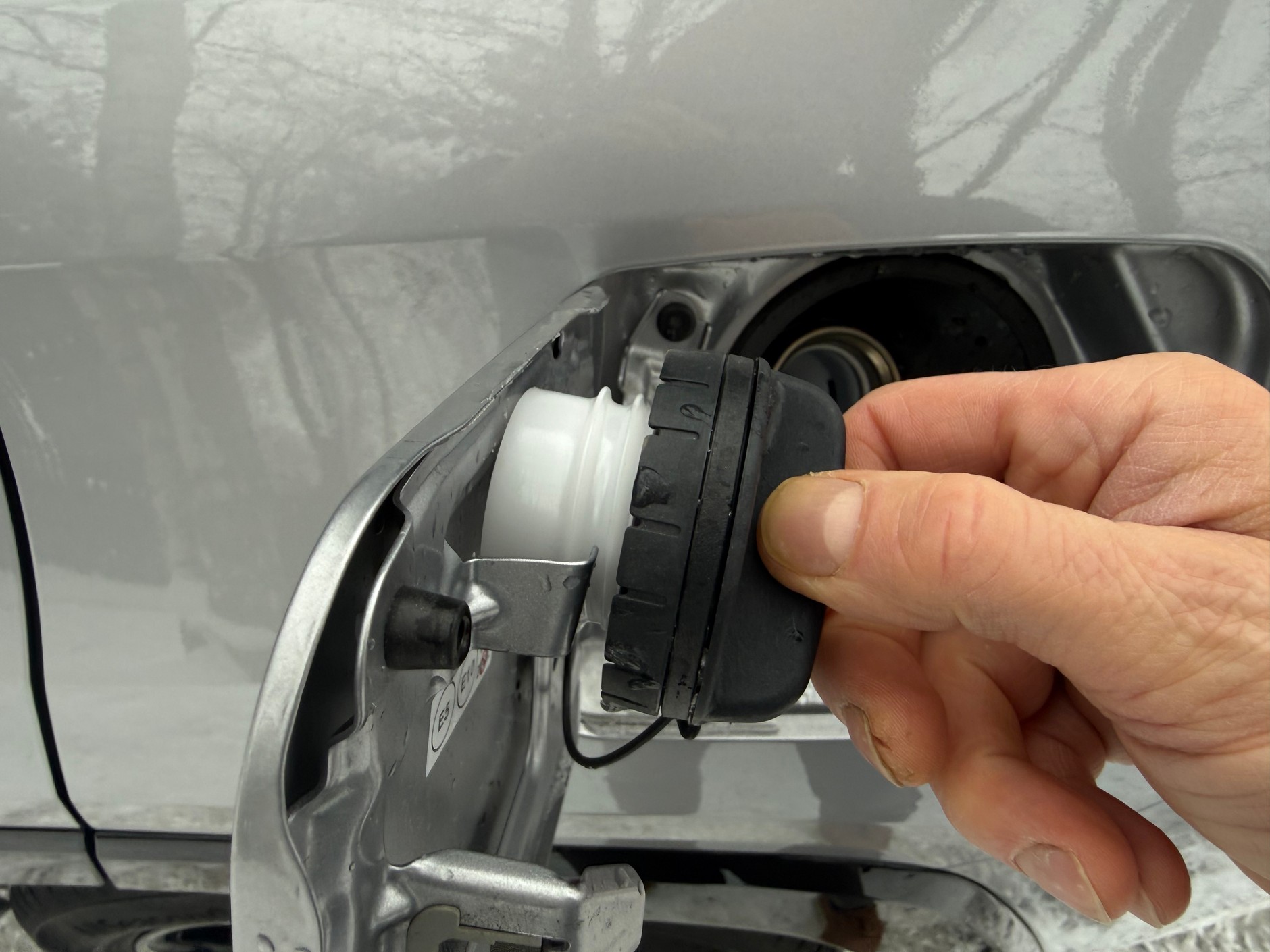 Miejsce, gdzie można bezpiecznie zawiesić korek wlewu paliwa