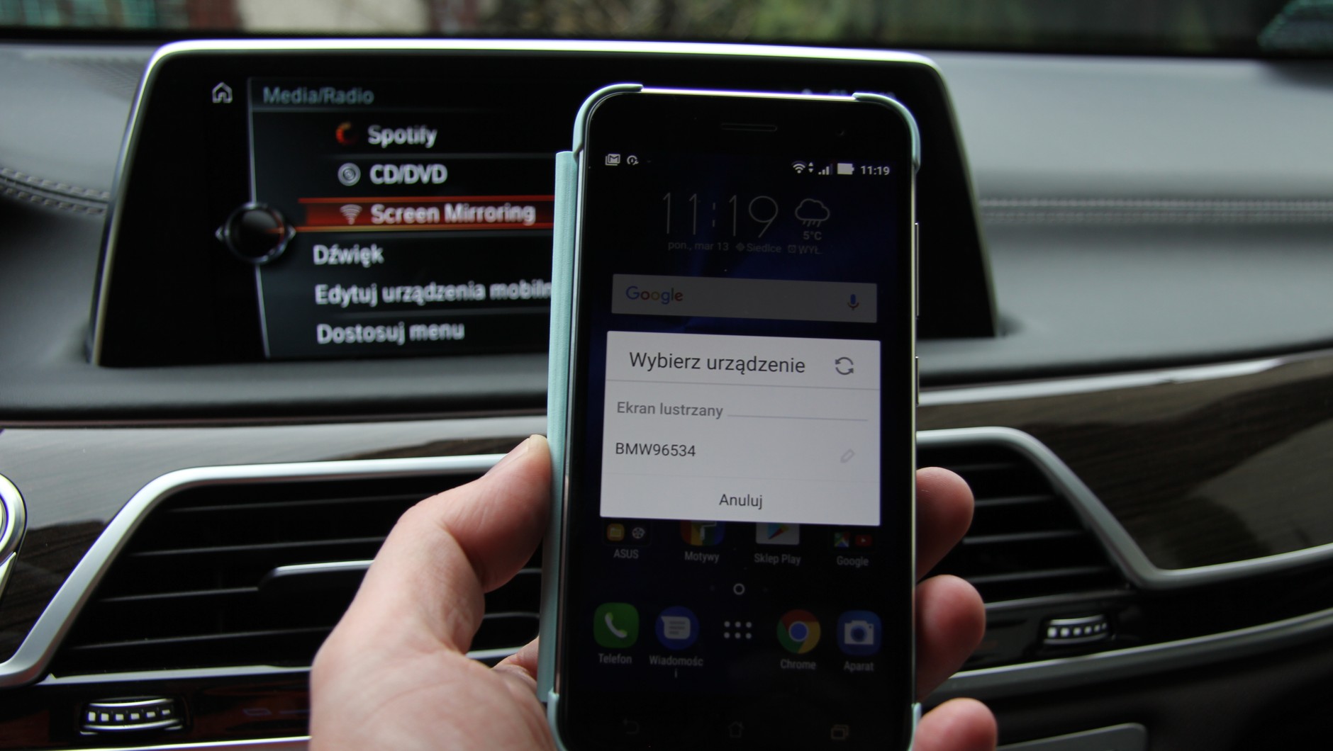 W smartfonie pojawi się lista wykrytych urządzeń na których można wyświetlić programy z telefonu