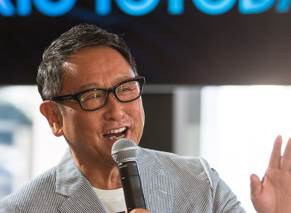 Prezes Toyoty pokazał, że potrafi jeździć. Zobaczcie, jak kręci bączki GR Yarisem