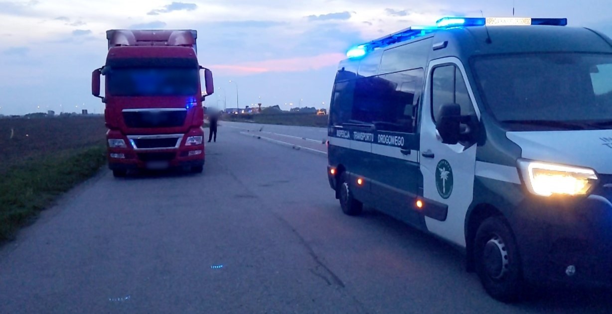 Kierowca zestawu drogowego rozwiązał problem w najprostszy sposób