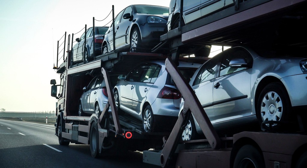 Laweta z samochodami