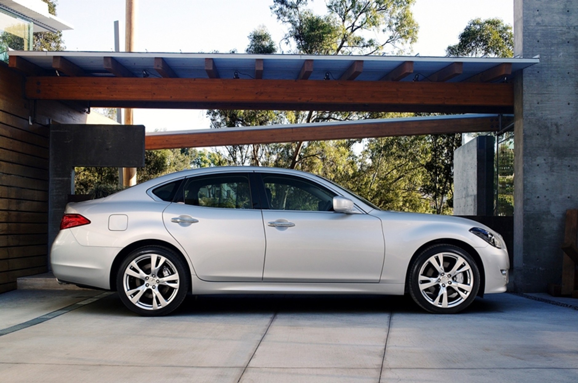 W jakim aucie poczujesz się jak w lesie? W Infiniti M37