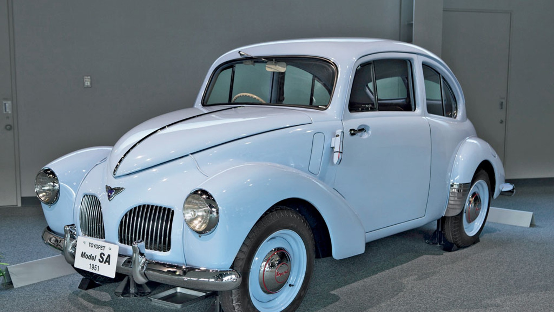 W 1937 roku inżynierowie Toyoty pojechali do Niemiec, by przyjrzeć się dobrze Garbusowi. Zaraz po wojnie ten model wszedł na rynek – nazwano go SA. Auto miało chłodzony cieczą, 4-cylindrowy silnik o mocy 27 KM. Oczywiście, umieszczony z przodu