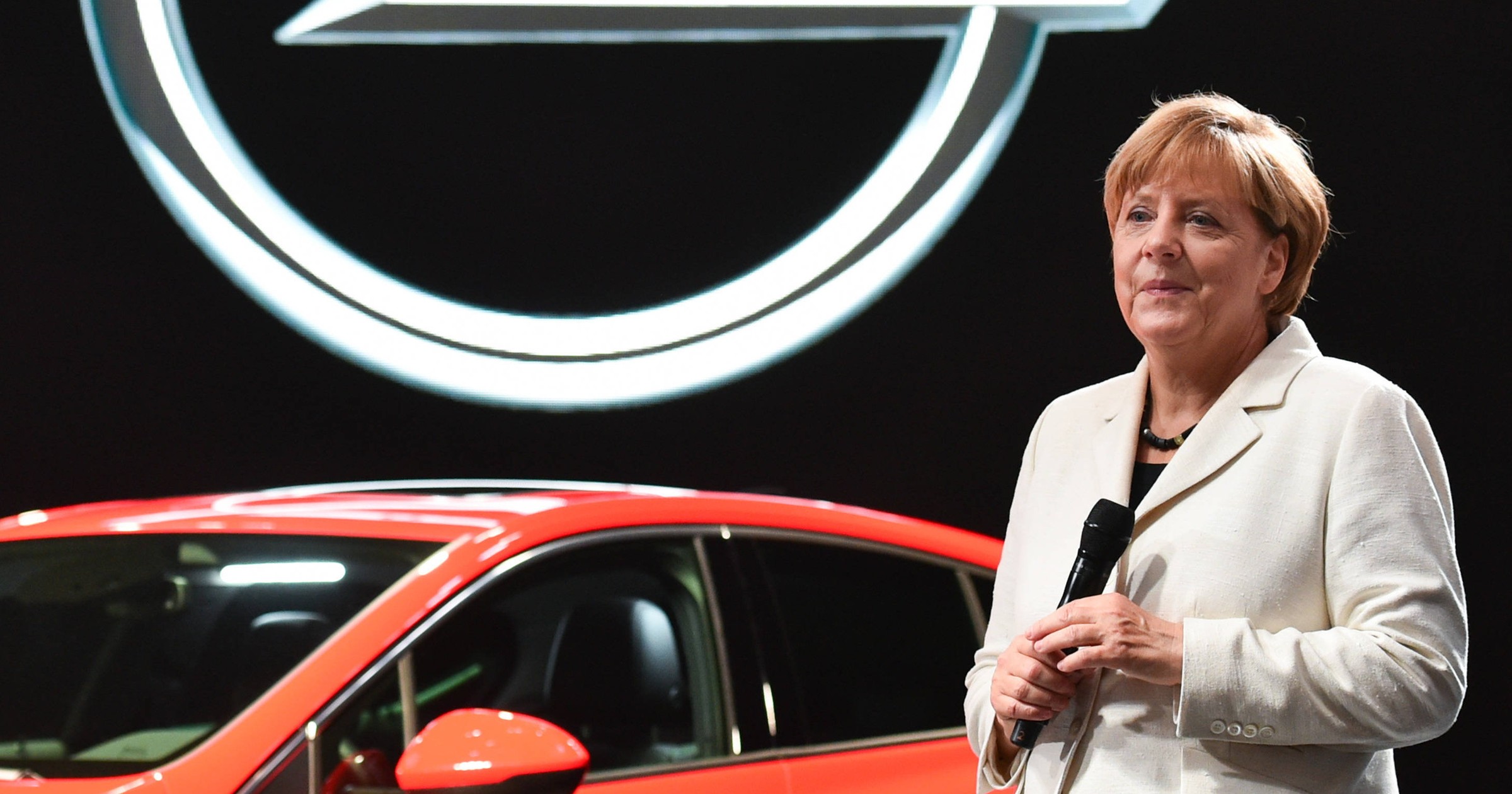 Kanclerz Angela Merkel na salonie samochodowym we Frankfurcie