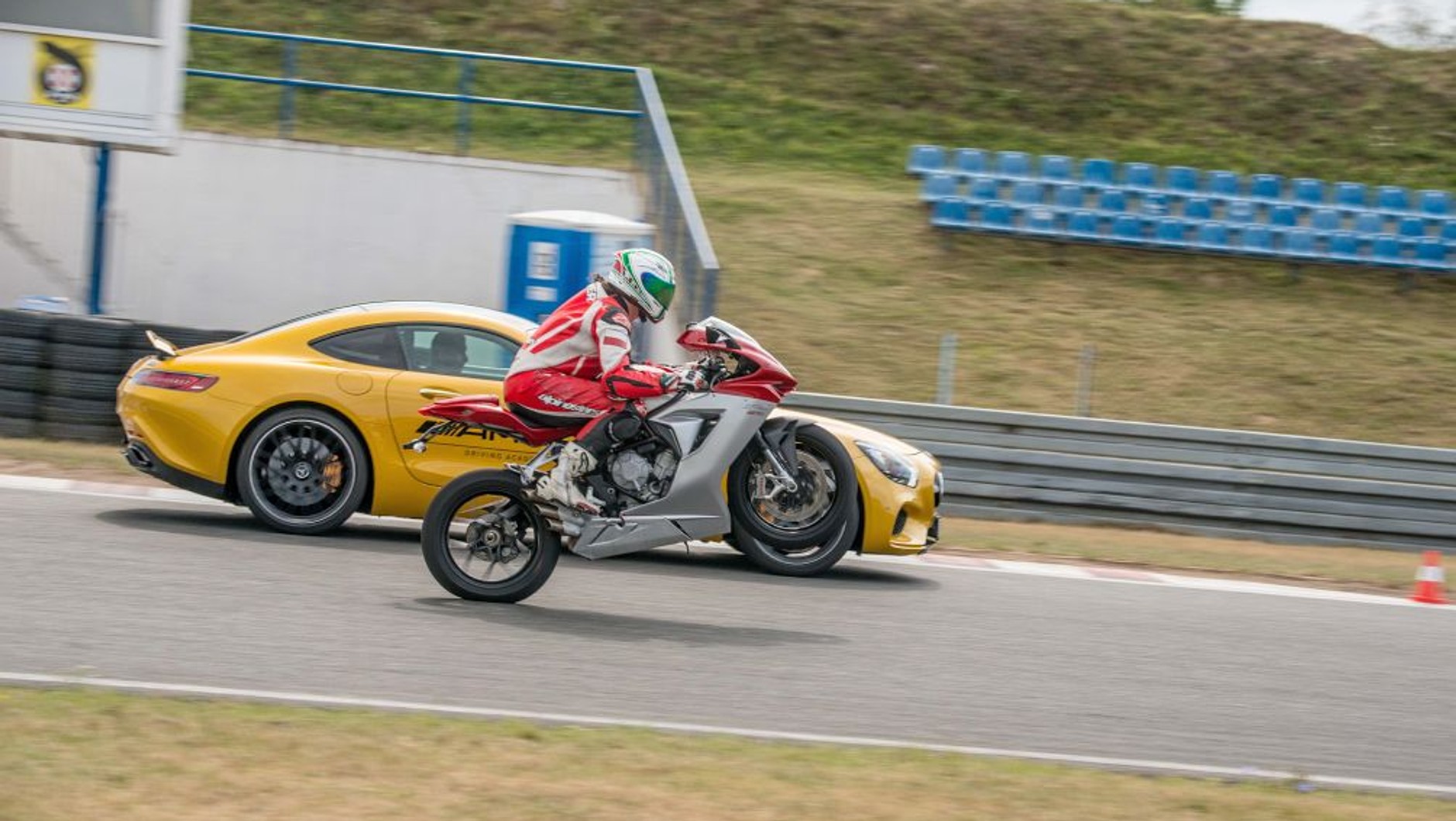 MV Agusta F3 800 vs Mercedes-Benz AMG GT S