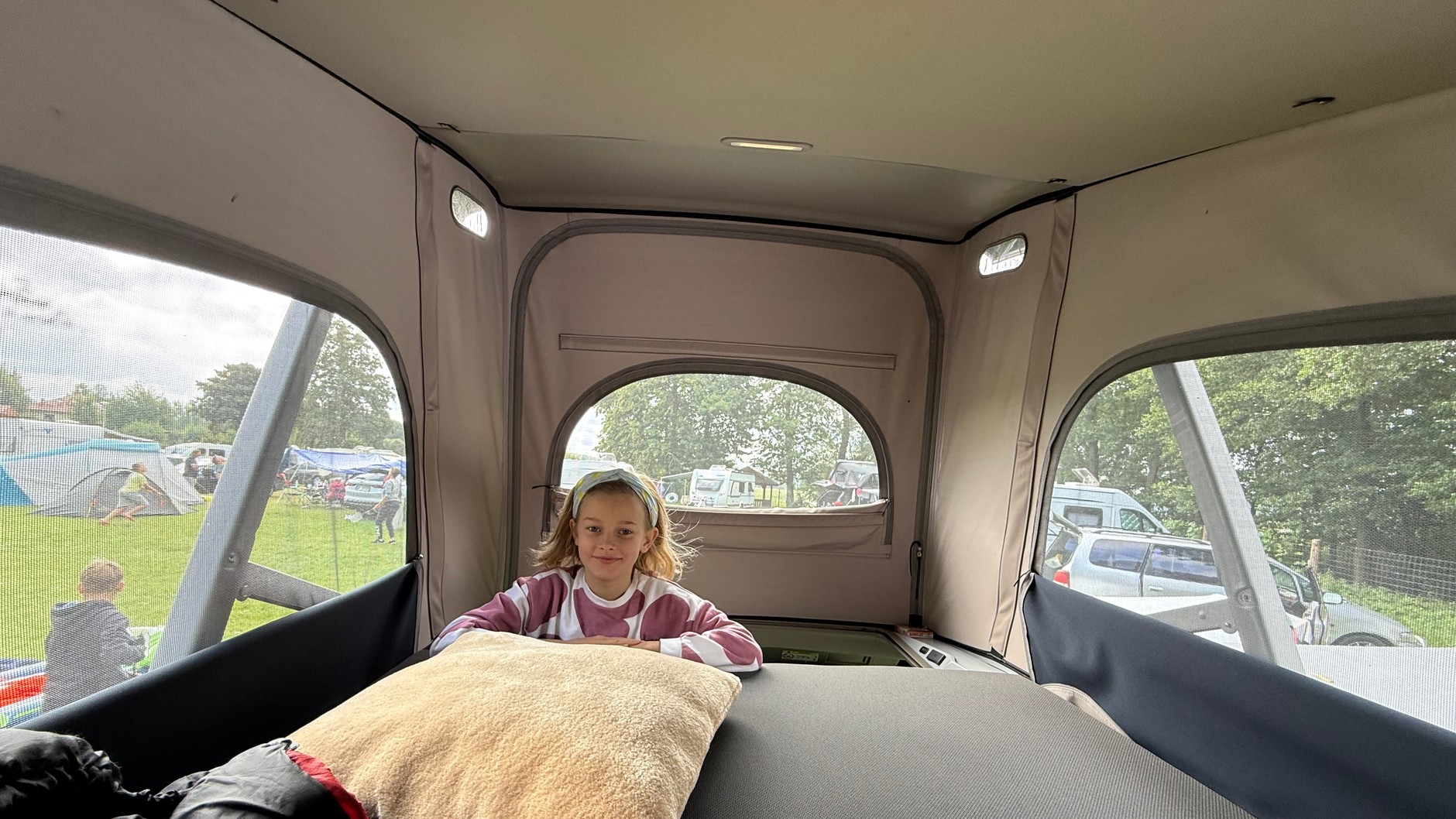 Volkswagen California Ocean 2025 – wnętrze rozkładanego elektrycznie namiotu na dachu