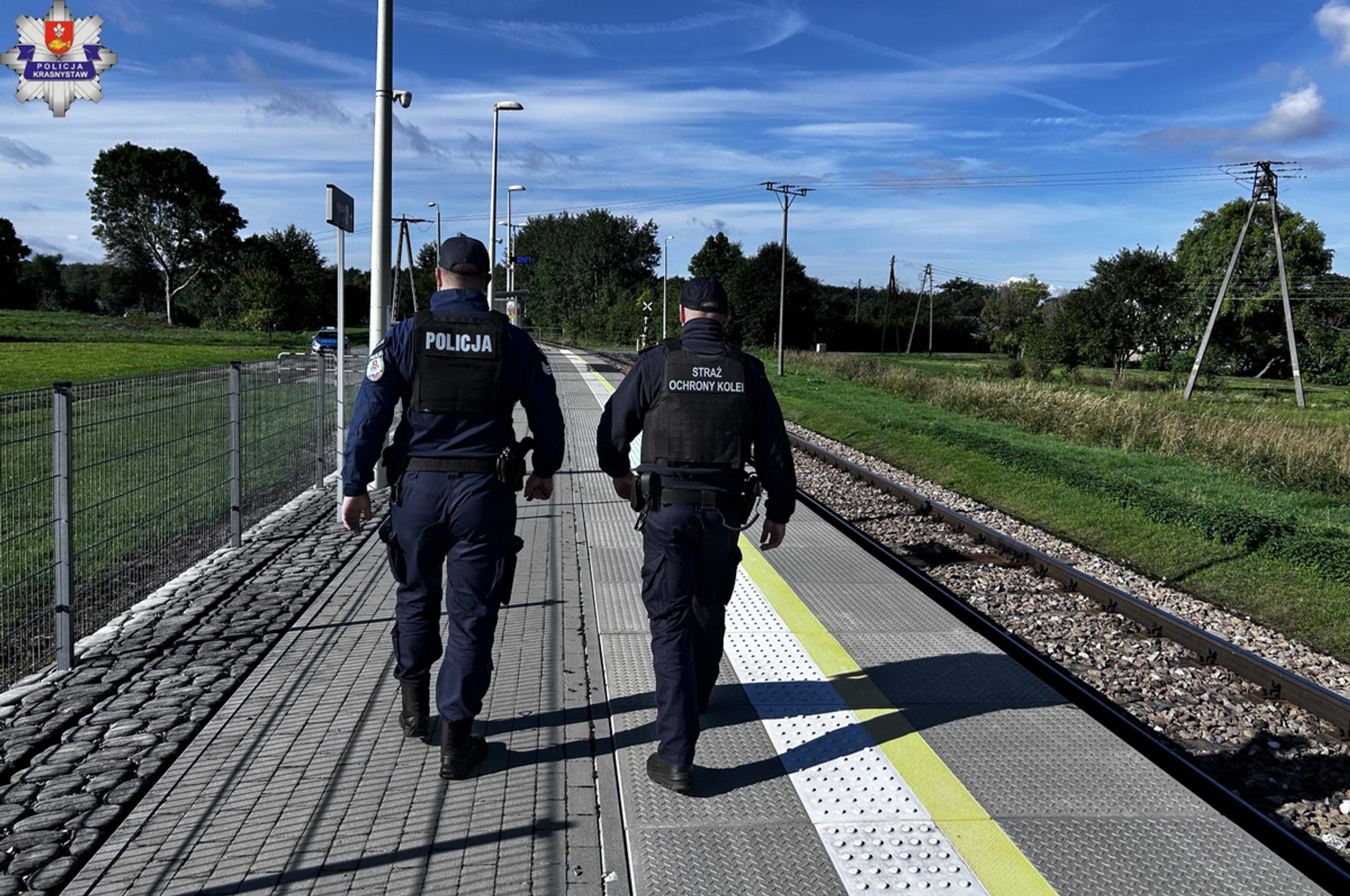 Patrol policji i SOK na stacji kolejowej w ramach akcji RAW
