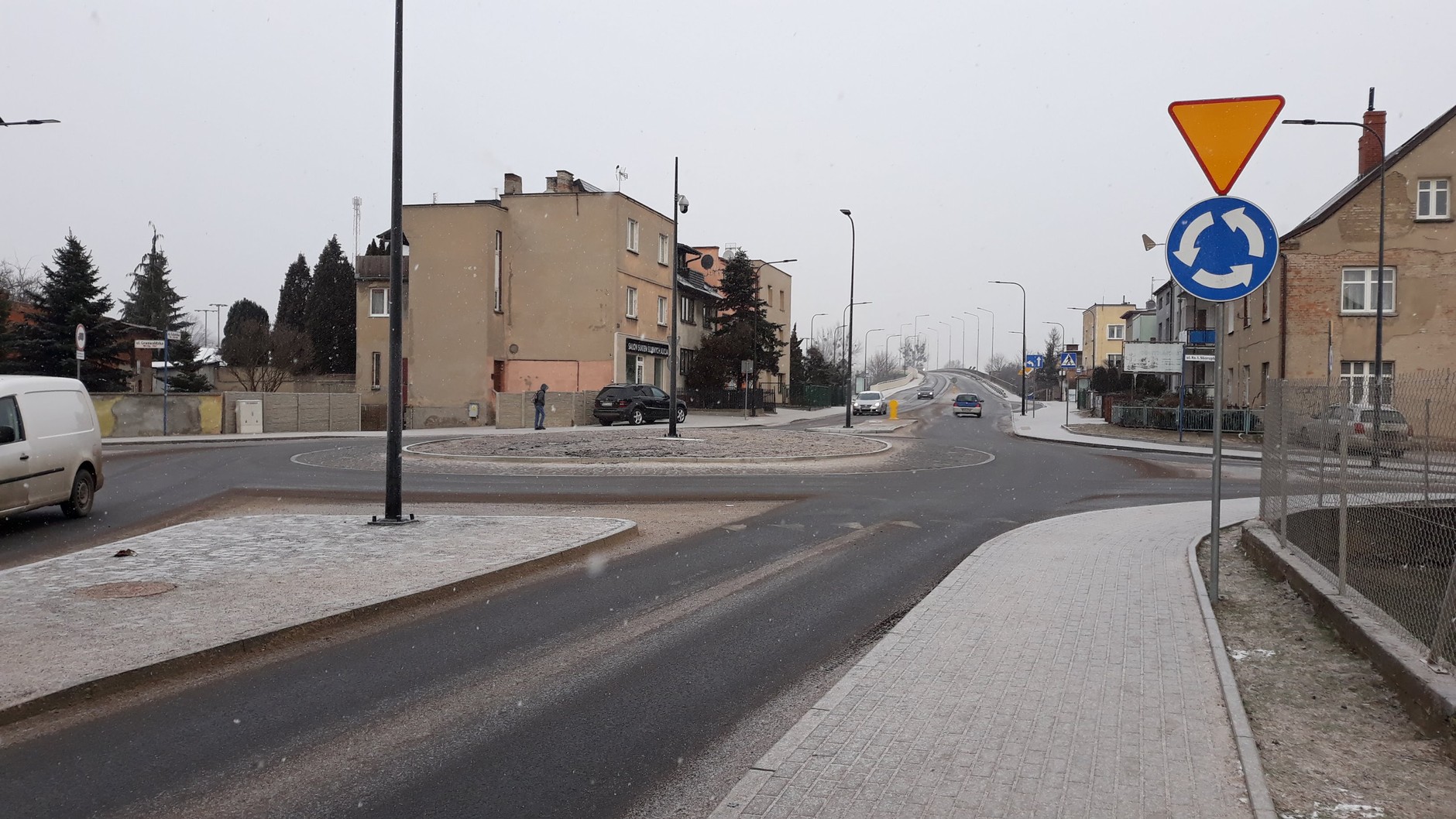 Rondo oznaczone znakami A-7 "rondo" i C-12 "ustąp pierwszeństwa"