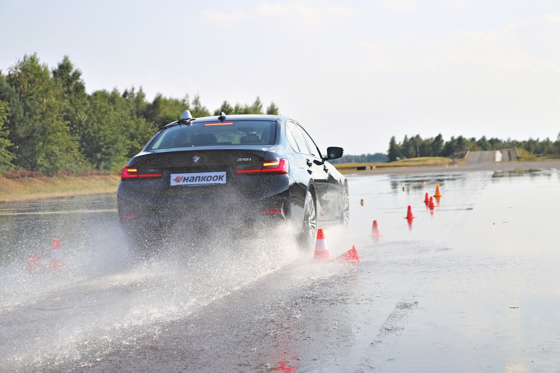 Test opon zimowych zaczynamy zawsze od prób hamowania na mokrej nawierzchni.