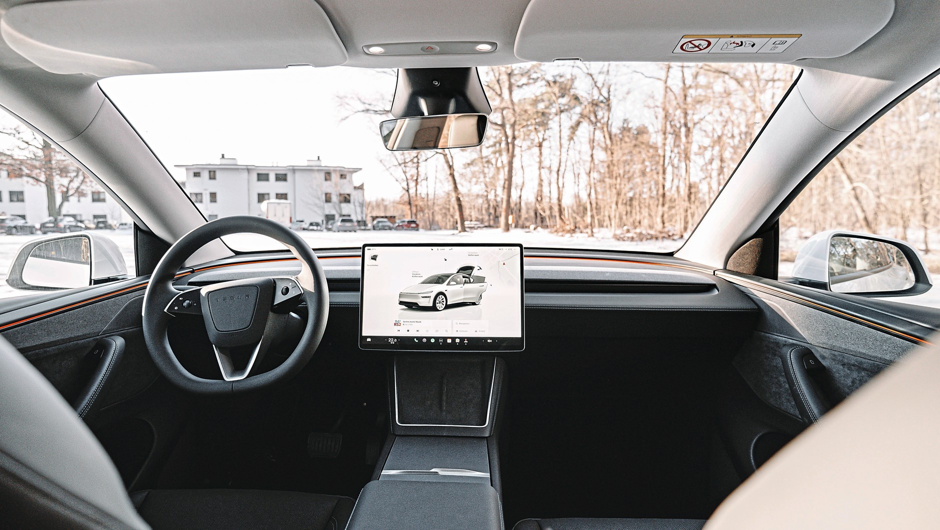 Tesla Model Y po liftingu: jeszcze bardziej ascetycznie niż dotychczas, ale materiały jakby szlachetniejsze. 