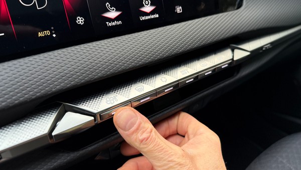 Przyciski do wywoływania różnych funkcji są ładnie wkomponowane w deskę rozdzielczą, ale nieintuicyjne