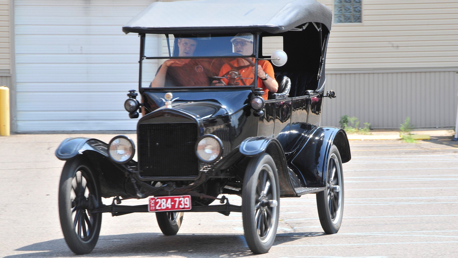 Pionierskie samochody, takie jak Ford Model T, w relatywnie krótkim czasie zmotoryzowały miliony ludzi
