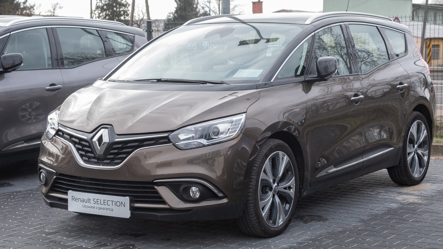 Renault Scenic Grand 1.6 dCi (130 KM) Intens, 2018 r., przebieg 8500 km. Auto w stanie niemal fabrycznym. Wyposażenie seryjne obejmuje m.in. 20-calowe felgi, systemy wspomagające kierowcę. Scenica doposażono również w dwukolorowe nadwozie i koło zapasowe. CENA 81 900 zł