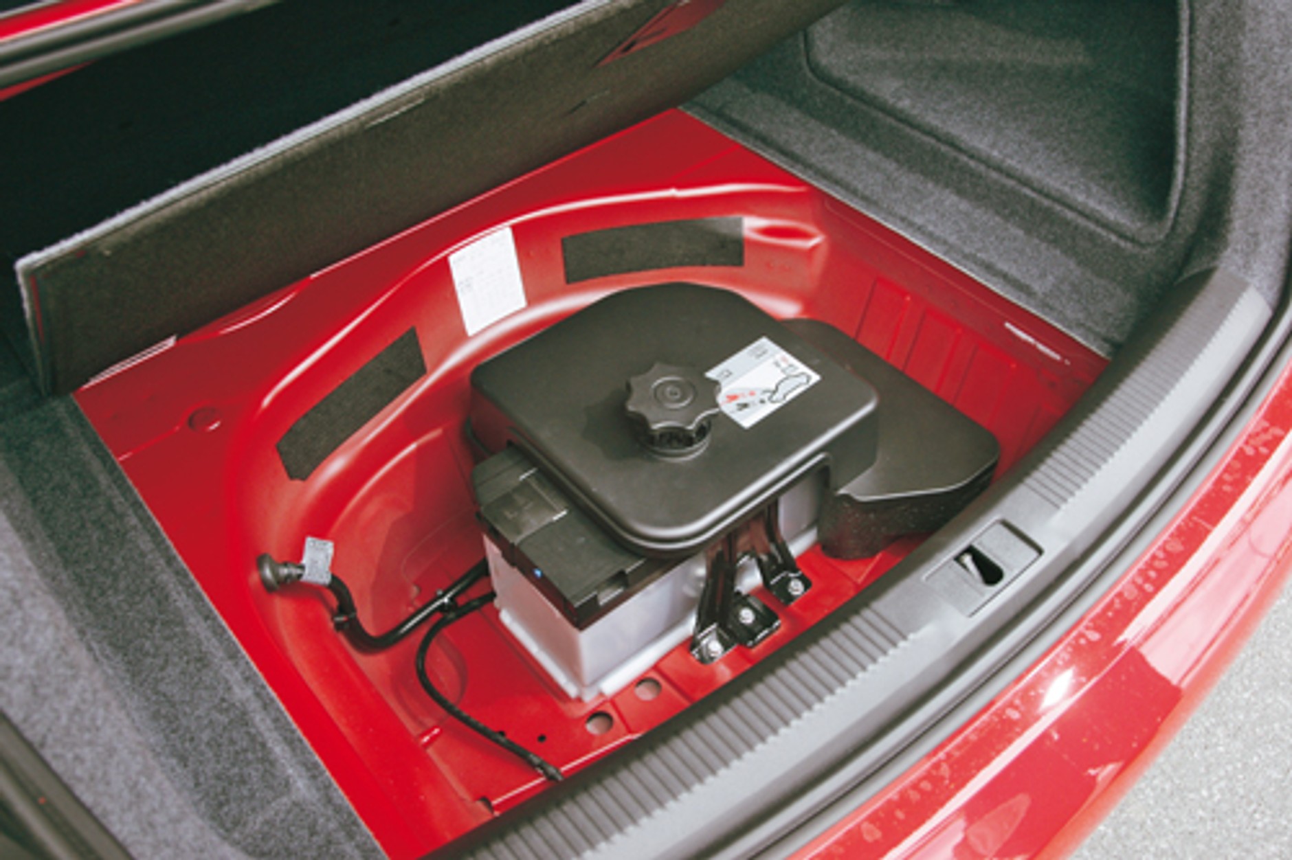 Nowa Skoda Superb kontra VW Passat i Audi A4 - Porównanie trzech limuzyn z jednej stajni