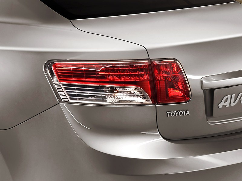 Paryż 2008: Toyota Avensis - nowe zdjęcia sedana i kombi