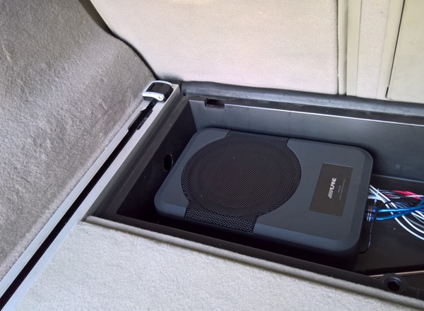 Alpine PWE-S8. Płaski subwoofer, czyli pomysł na niskie tony