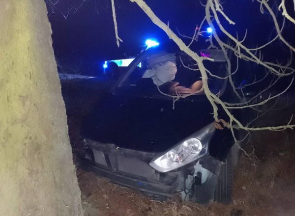 Policjanci dostrzegli samochód w rowie. Przyczyna dosłownie leżała w aucie