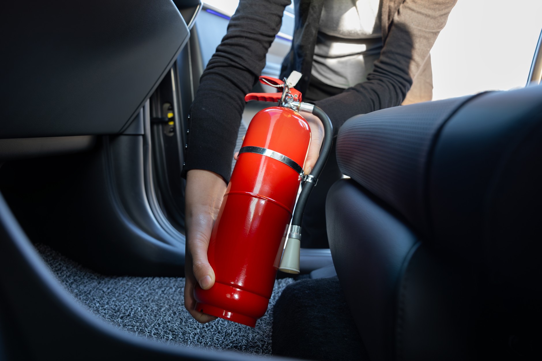 Gaśnica samochodowa powinna być umieszczona w łatwo dostępnym miejscu