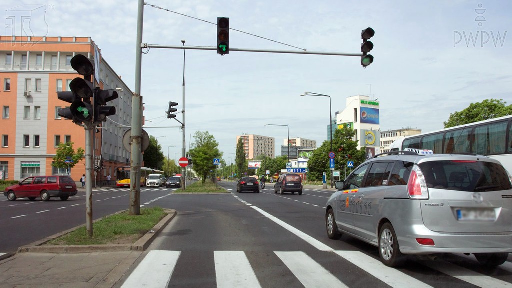 Sygnalizator S-3 może pozwolić na zawracanie, ale nie musi. To zależy od tego, jak skierowane są na nim strzałki
