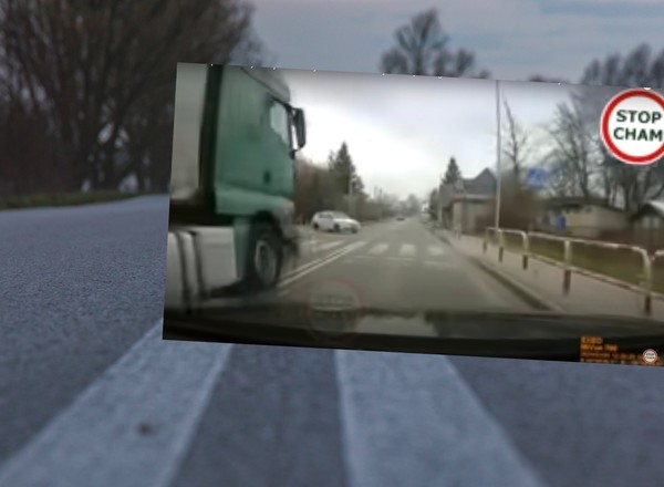 Kierowca tira wyprzedzał na skrzyżowaniu. Za chwilę jechał patrol policji [WIDEO]