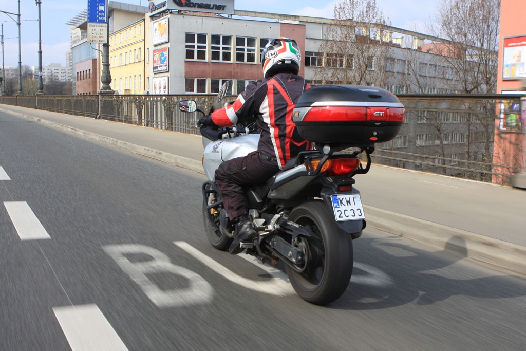 Jak pies z kotem, czyli motocykle kontra samochody