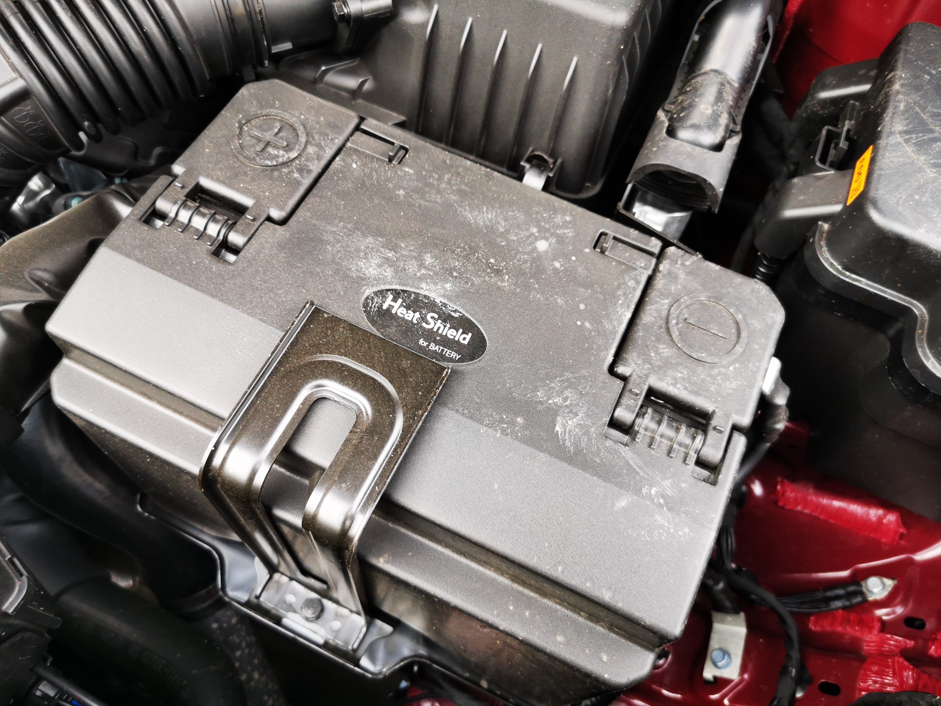 Jeśli akumulator umieszczony jest w obudowie termicznej, należy ją odsłonić i sprawdzić, co to za typ akumulatora. Jeśli AGM, wymaga on specjalnego trybu ładowania i nie można zastąpić go innym typem baterii