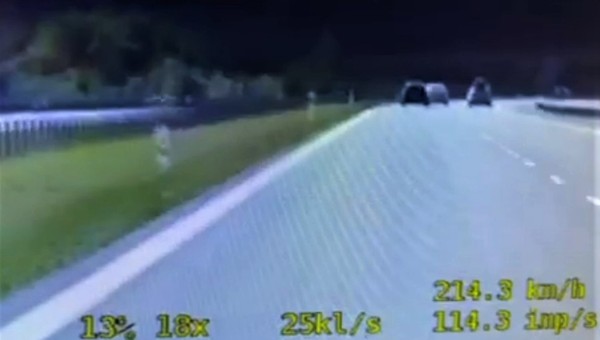 widok z kamery nieoznakowanego radiowozu