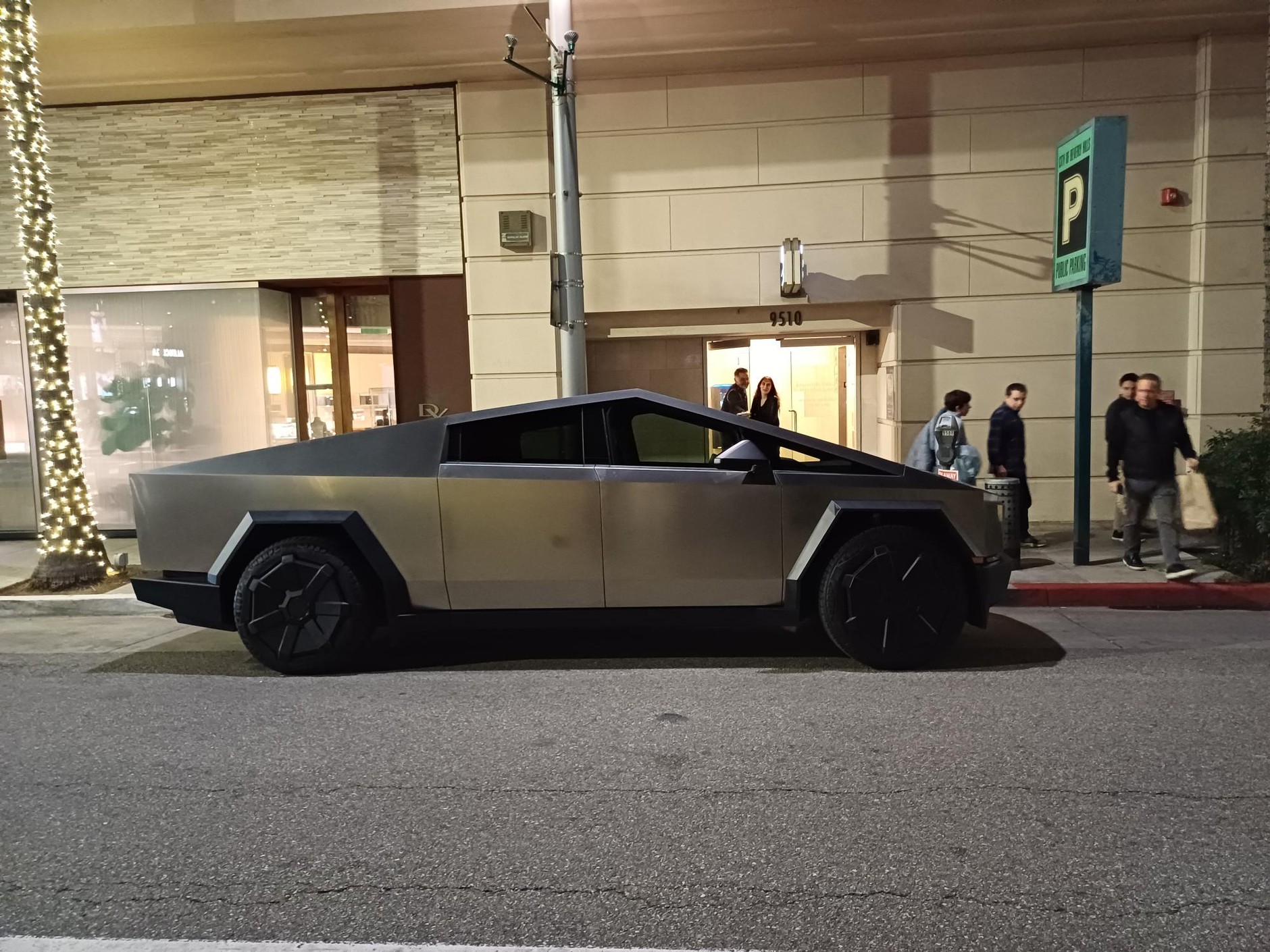 Tesla Cybertruck i inne auta w USA