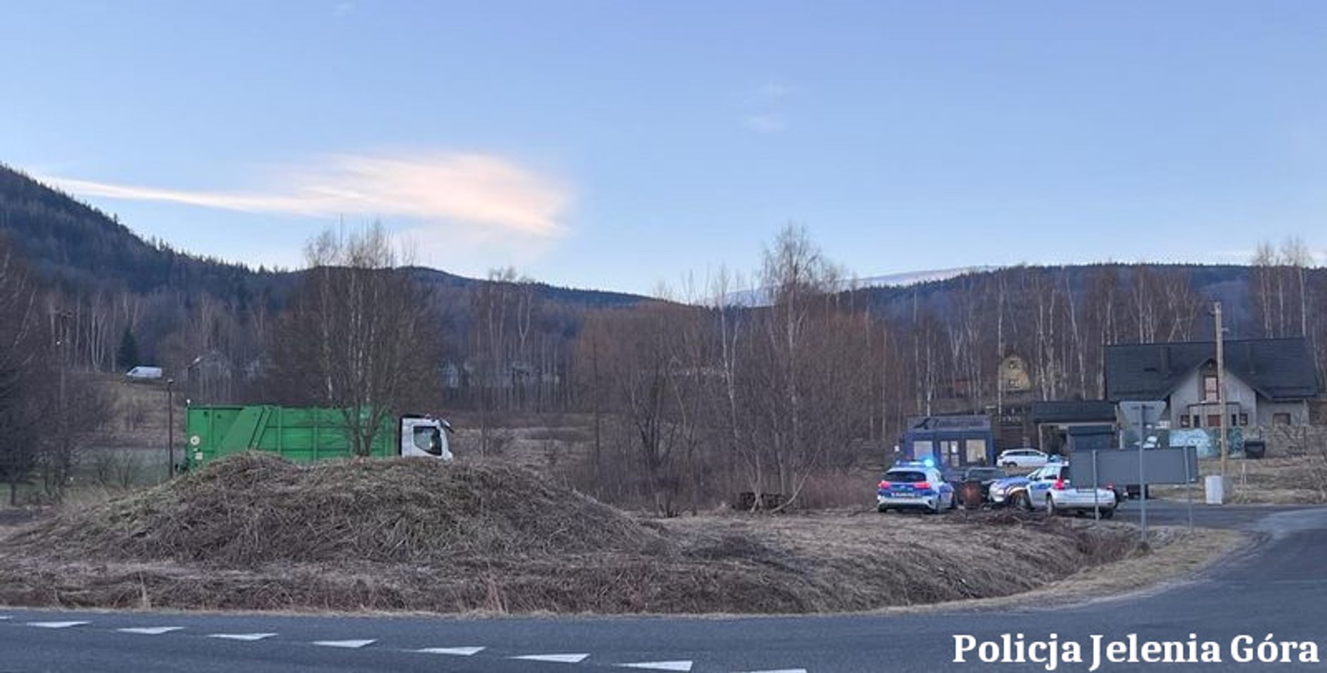 Kierowca śmieciarki przejechał swojego kolegę. Tragiczny wypadek w Sosnówce