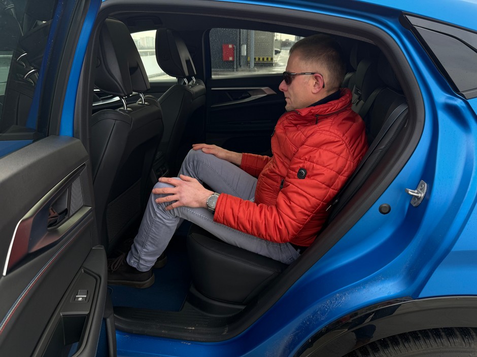 Renault Rafale e-Tech 4x4 300 ma dużo miejsca na tylnych siedzeniach