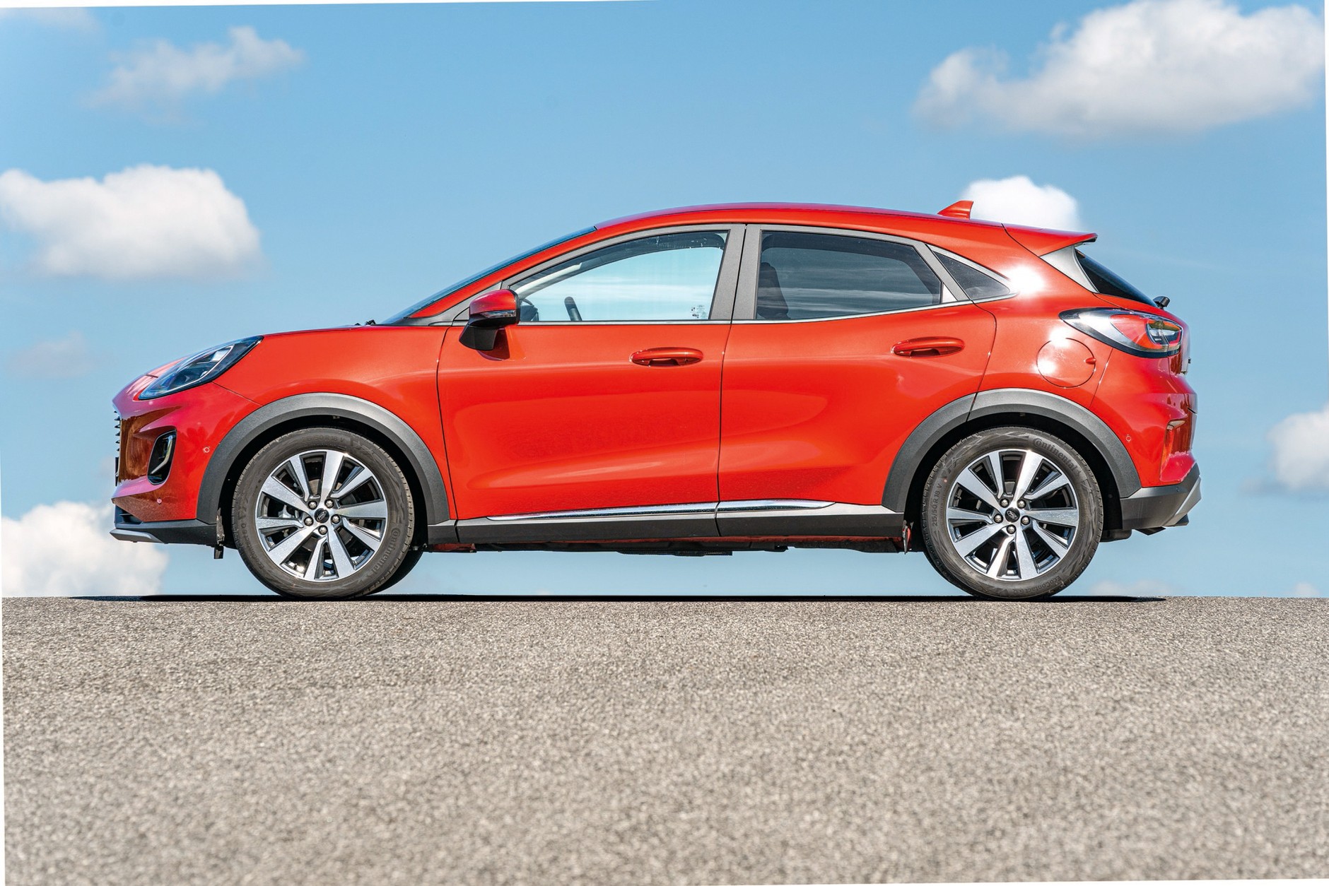 Ford Puma również wygląda potężnie, ma wysoką linię maski i światła niczym z Porsche.