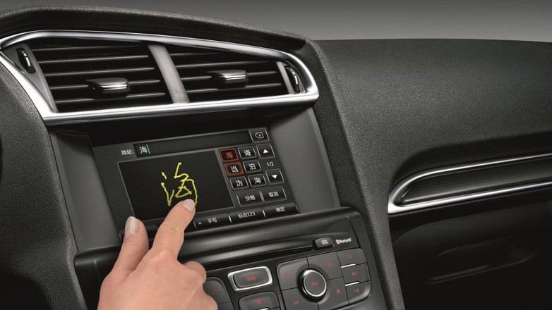 Nowe radio multimedialne nazwano MRN: Multimedia Radio Navigation. Rozpoznaje pisanie znaków na ekranie, by np. ułatwić wprowadzanie nazwy adresu do nawigacji.