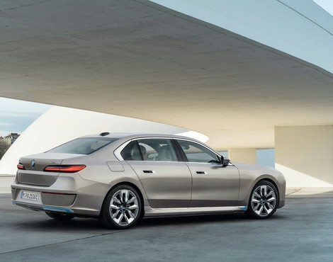 BMW i7