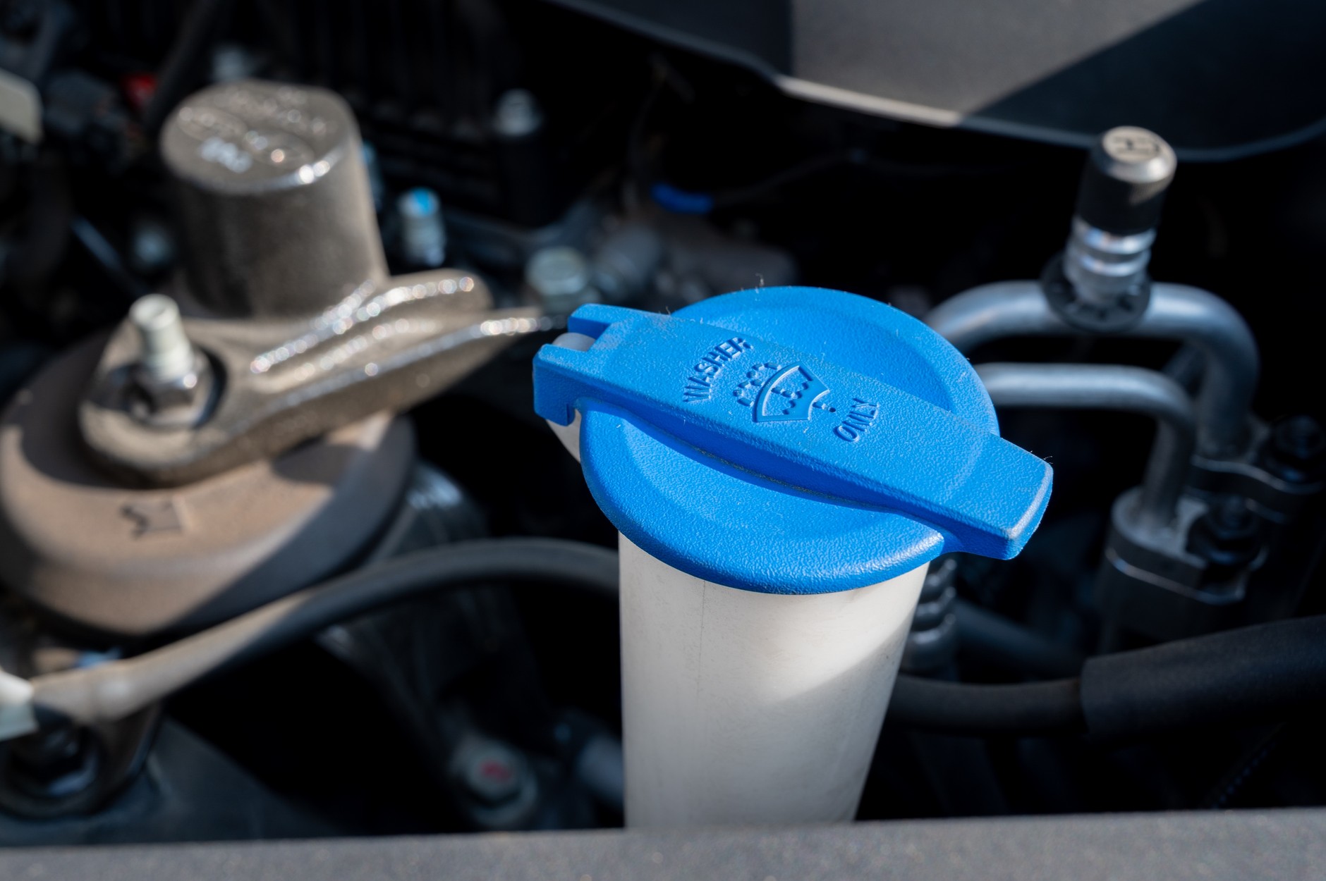 Wlew płynu do spryskiwaczy