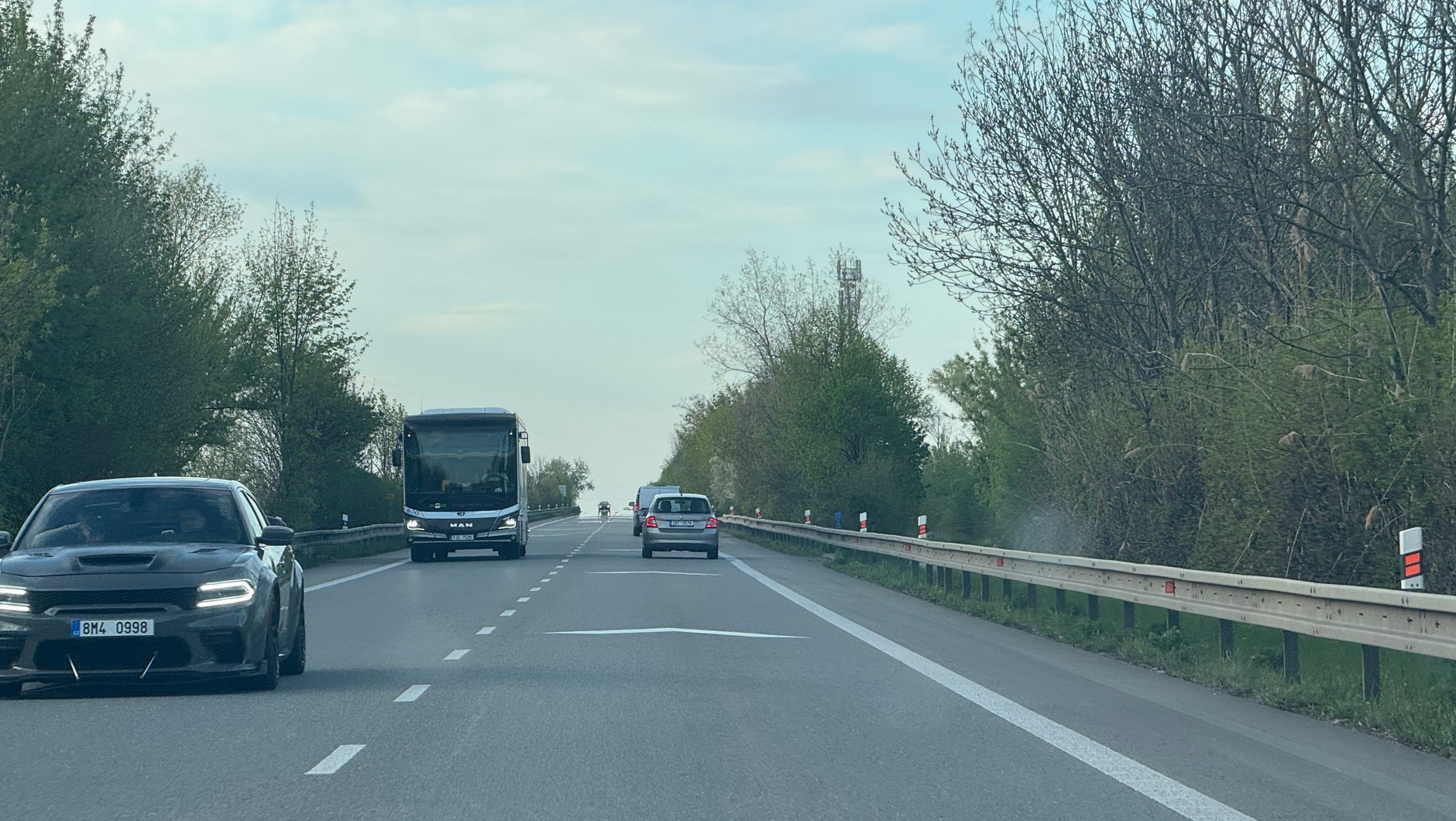 Strzałki na drodze w Czechach, określające odpowiednią odległość pomiędzy samochodami