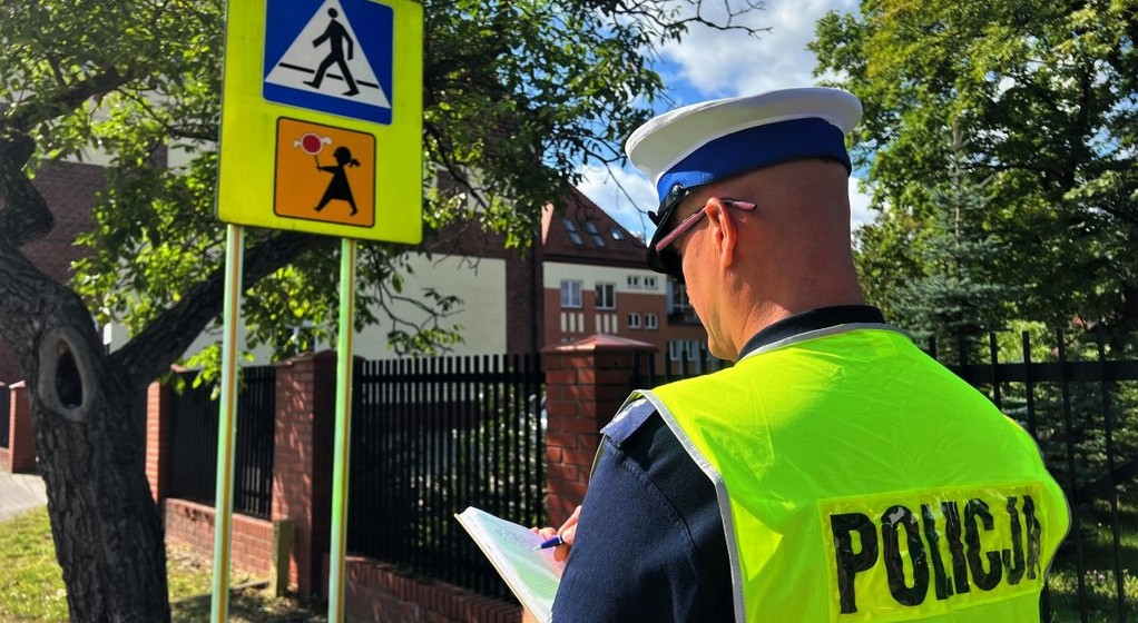 Policjanci czuwają nad bezpieczeństwem dzieci. Wzmożone kontrole na drogach
