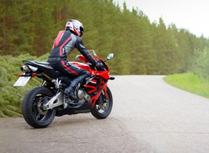 Hiszpania wprowadziła obowiązkowe poduszki powietrzne dla motocyklistów. Unijni politycy pytają, czy wejdą one w całej UE