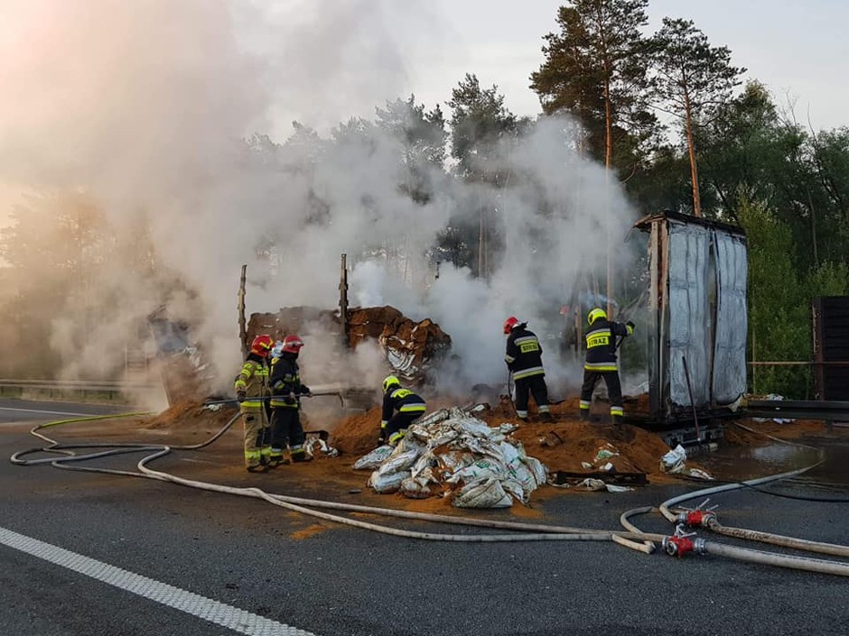 Pożar ciężarówki z paszą na autostradzie A2