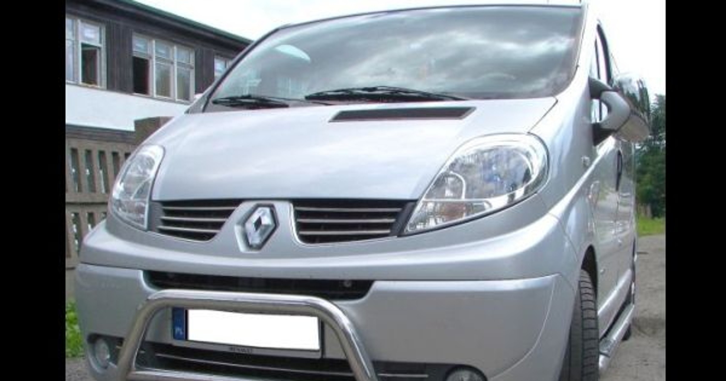 Renault Trafic z chromowanymi dodatkami