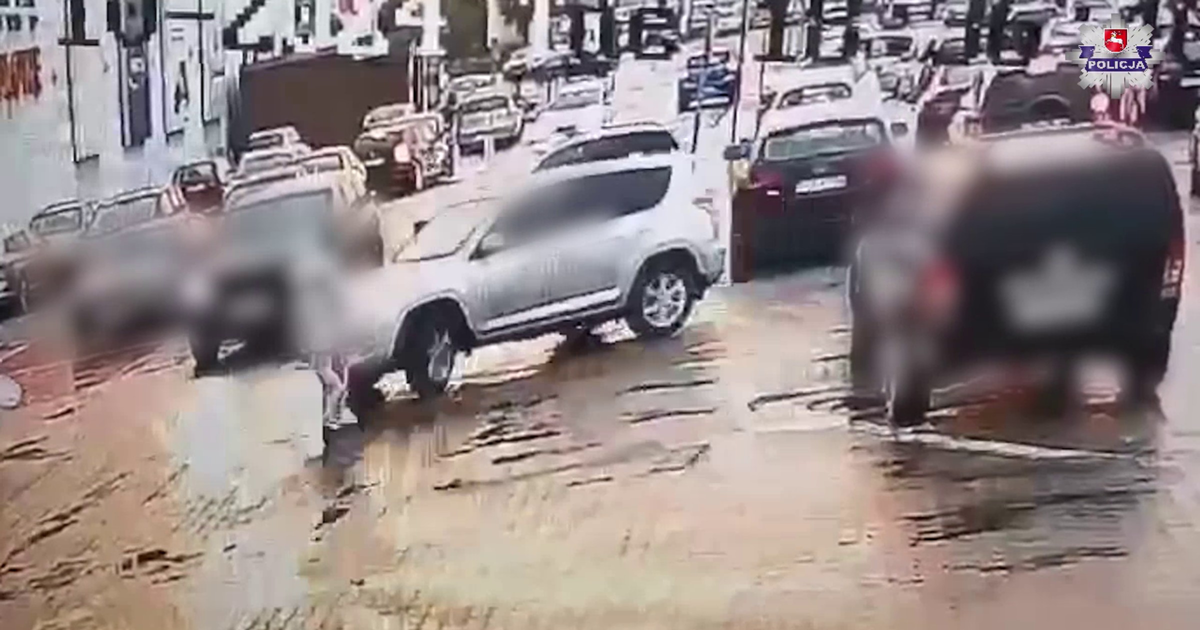 Na parkingu pod galerią potrącił matkę z dzieckiem. Wszystko się nagrało