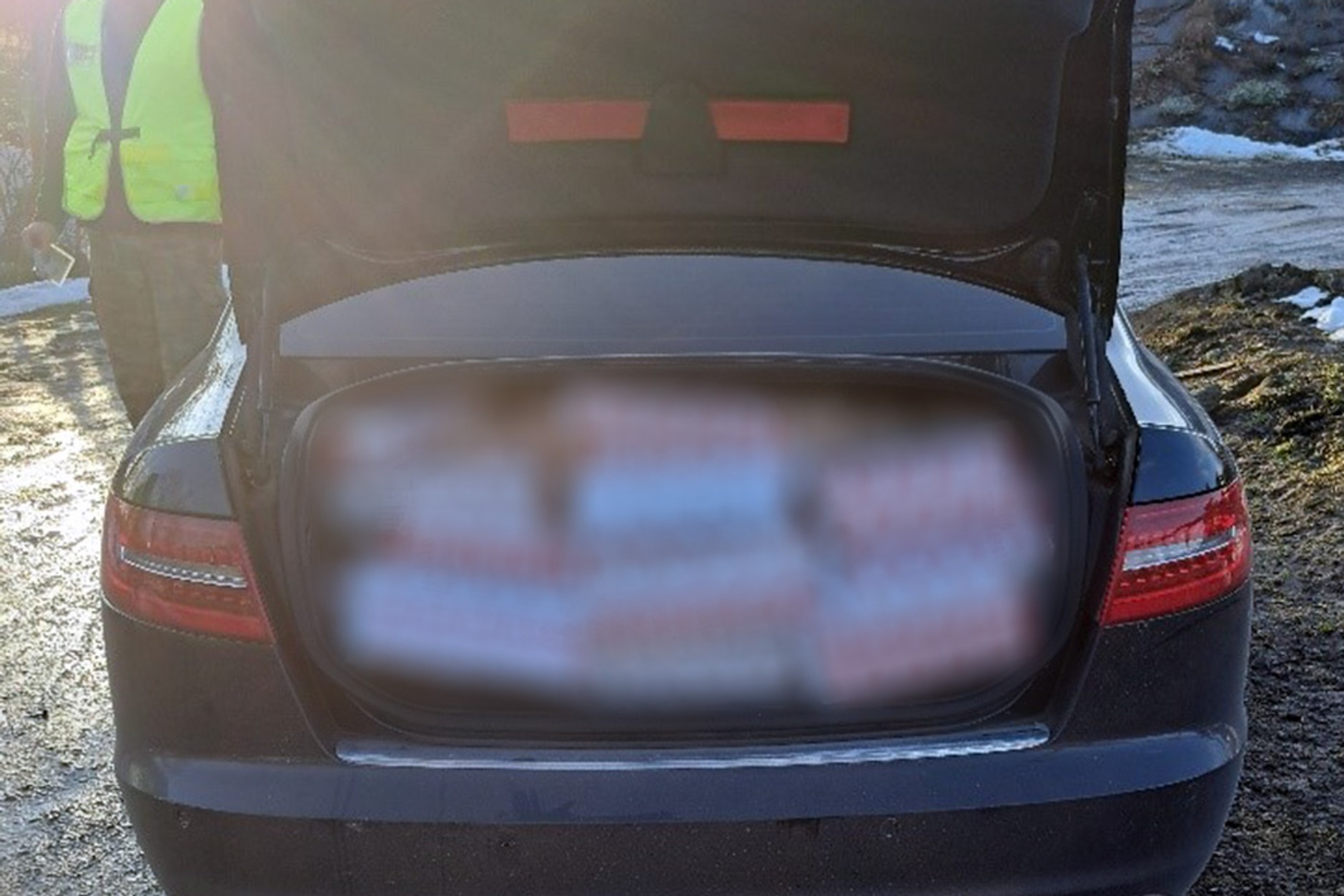 Auto było wypełnione po sufit nielegalnymi papierosami