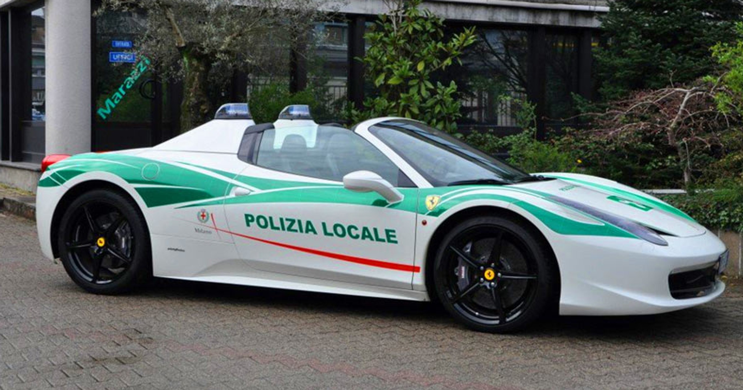 Policyjne Ferrari 458 Spider po mafii