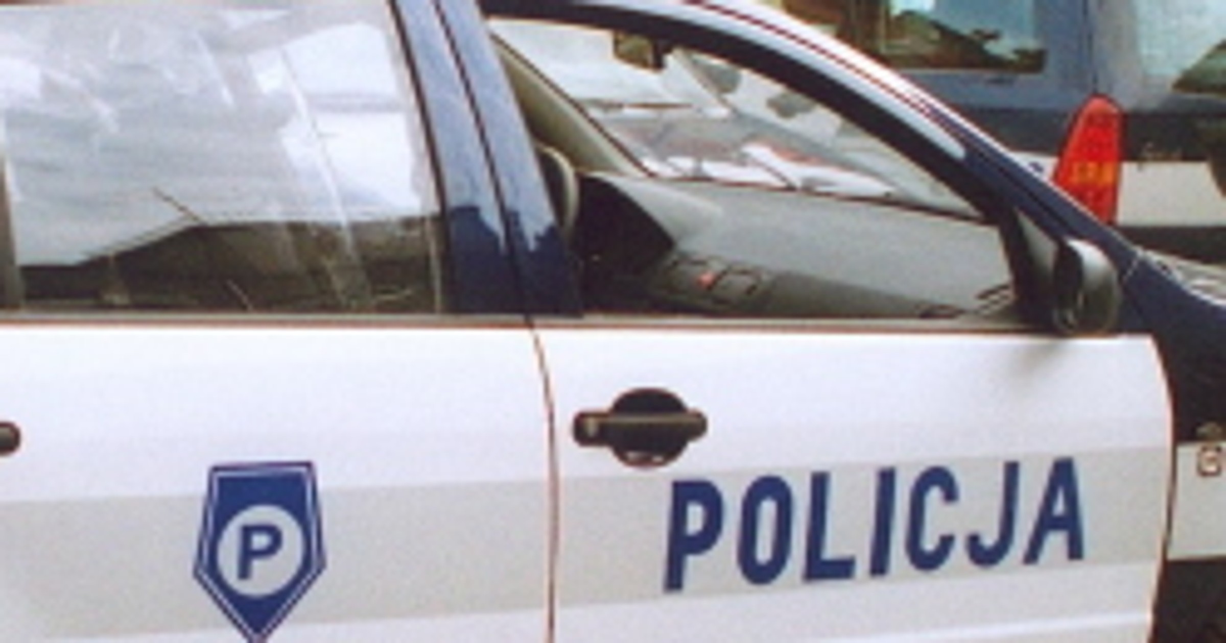 Policja: siekierą zniszczył auto sąsiada