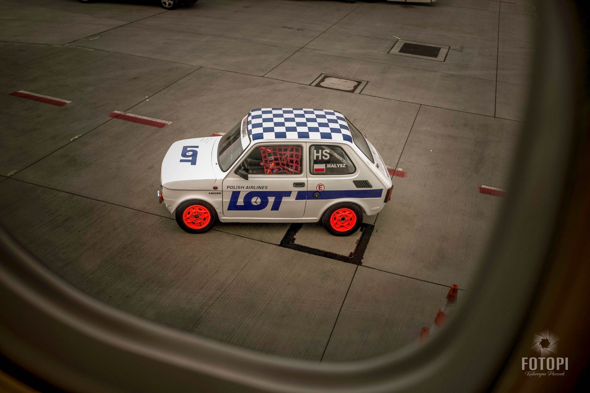 Nietypowy „Maluch” w nietypowej sesji na... lotnisku