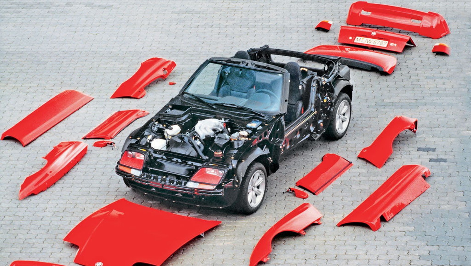 Do stworzenia samonośnego monocoque’u użyto blach, które po połączeniu zostały ogniowo ocynkowane. Zewnętrzne poszycia przytwierdzono do przestrzennej ramy za pomocą śrub, a dolne elementy, w tym całą podłogę – przyklejono. Struktura elementów z tworzyw to tzw. sandwicz z materiałów kompozytowych