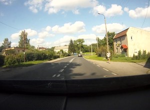 Skręcasz w prawo: czy masz ustąpić pierwszeństwa pieszemu, nawet jeśli nie ma przejścia dla pieszych?